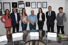 Jéssica Lorena Flórez Marín, Nelson López Londoño, Luz Angélica Velasco Gómez, Jhoana Paola Solano Carmona, Julián Fernando Restrepo Granada y Augusto Enrique Vanegas en compañía de el rector, José Fernando Echeverry Murillo.